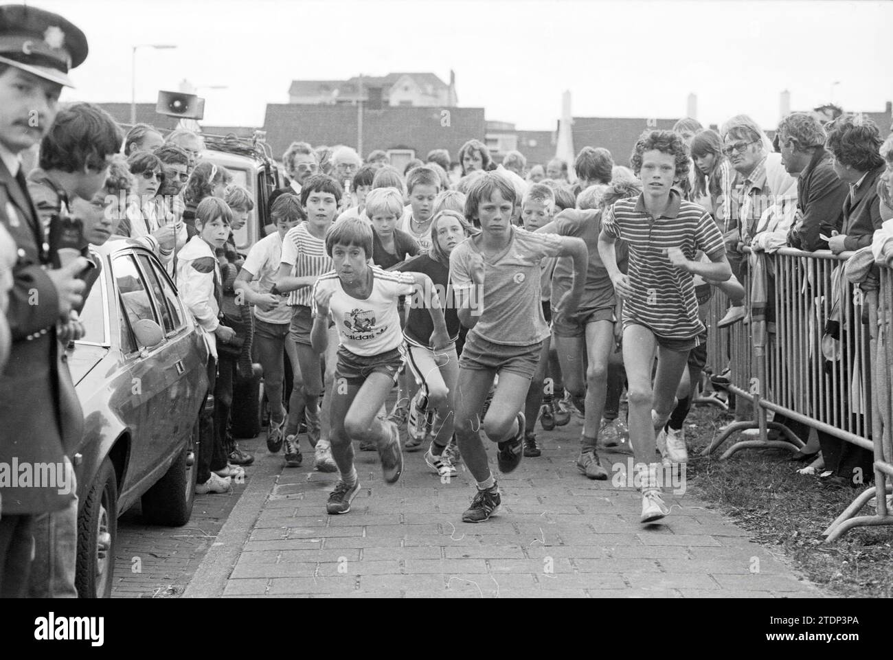 Running lap around Dorpsweide Wijk aan Zee, Sports and sports week, Wijk aan Zee, 14071981