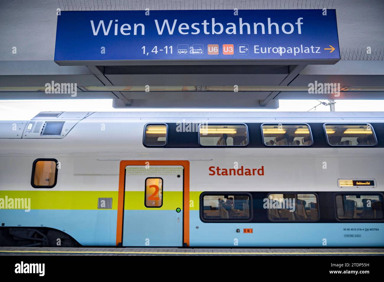 Wien, Österreich. 19. Dezember 2023. Schild Wien Westbahnhof und Westbahn Zug am Wiener
