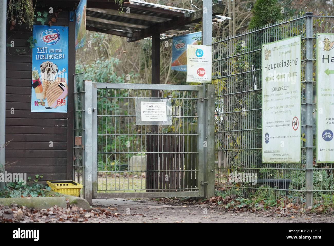 Geschlossenes Eingangstor zum Tierpark in der Fasanerie 19.12.2023 GrossGerau Tierpark in