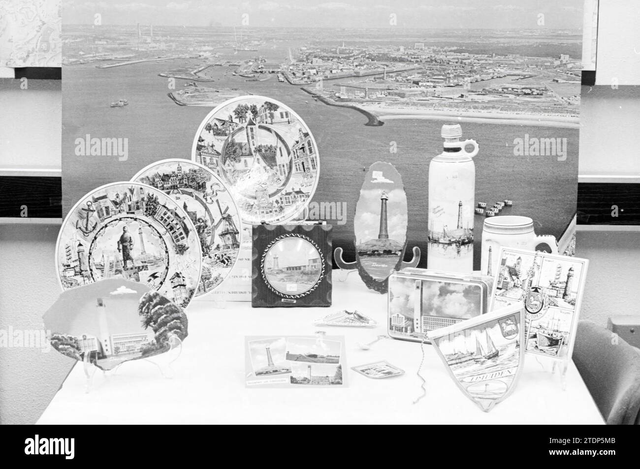 Collection of tableware with illustrations of coastal towns, 00-07-1983, Whizgle News from the Past, Tailored for the Future. Explore historical narratives, Dutch The Netherlands agency image with a modern perspective, bridging the gap between yesterday's events and tomorrow's insights. A timeless journey shaping the stories that shape our future Stock Photo