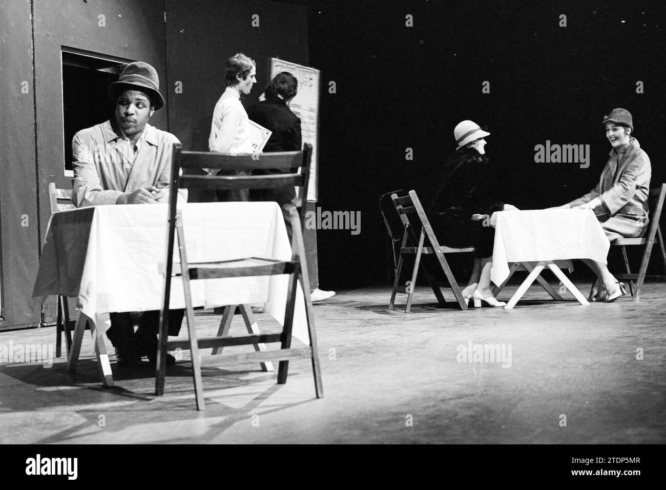 Theater performance for schoolchildren, Mime performance Ko de Kat, 22-04-1977, Whizgle News from the Past, Tailored for the Future. Explore historical narratives, Dutch The Netherlands agency image with a modern perspective, bridging the gap between yesterday's events and tomorrow's insights. A timeless journey shaping the stories that shape our future Stock Photo