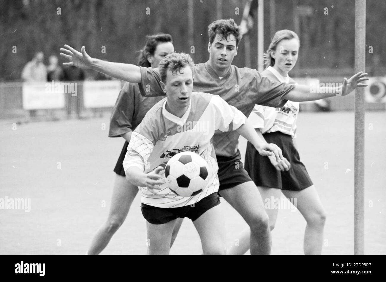 Korfball: D.K.V. -Fides P, 08-04-1994, Whizgle News from the Past, Tailored for the Future. Explore historical narratives, Dutch The Netherlands agency image with a modern perspective, bridging the gap between yesterday's events and tomorrow's insights. A timeless journey shaping the stories that shape our future Stock Photo