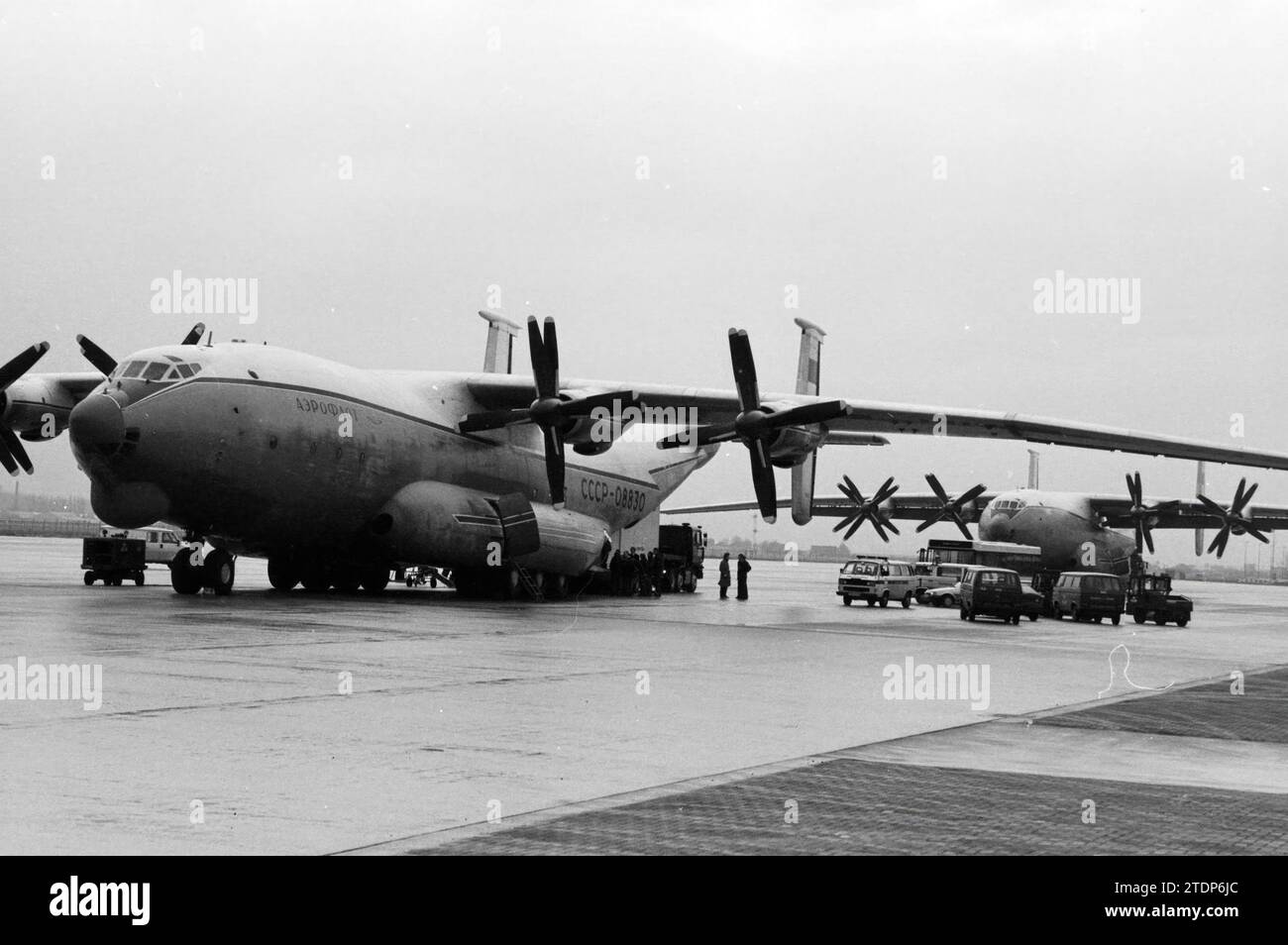 The Antonov AN 22 at Schiphol due to transport to Armenia earthquake zone, Airplanes, Schiphol, 21-12-1988, Whizgle News from the Past, Tailored for the Future. Explore historical narratives, Dutch The Netherlands agency image with a modern perspective, bridging the gap between yesterday's events and tomorrow's insights. A timeless journey shaping the stories that shape our future Stock Photo