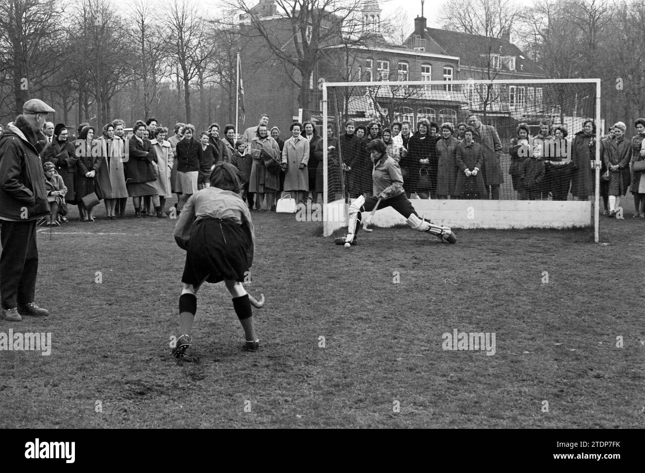 Women's hockey match, Bloemendaal, Whizgle News from the Past, Tailored for the Future. Explore historical narratives, Dutch The Netherlands agency image with a modern perspective, bridging the gap between yesterday's events and tomorrow's insights. A timeless journey shaping the stories that shape our future Stock Photo