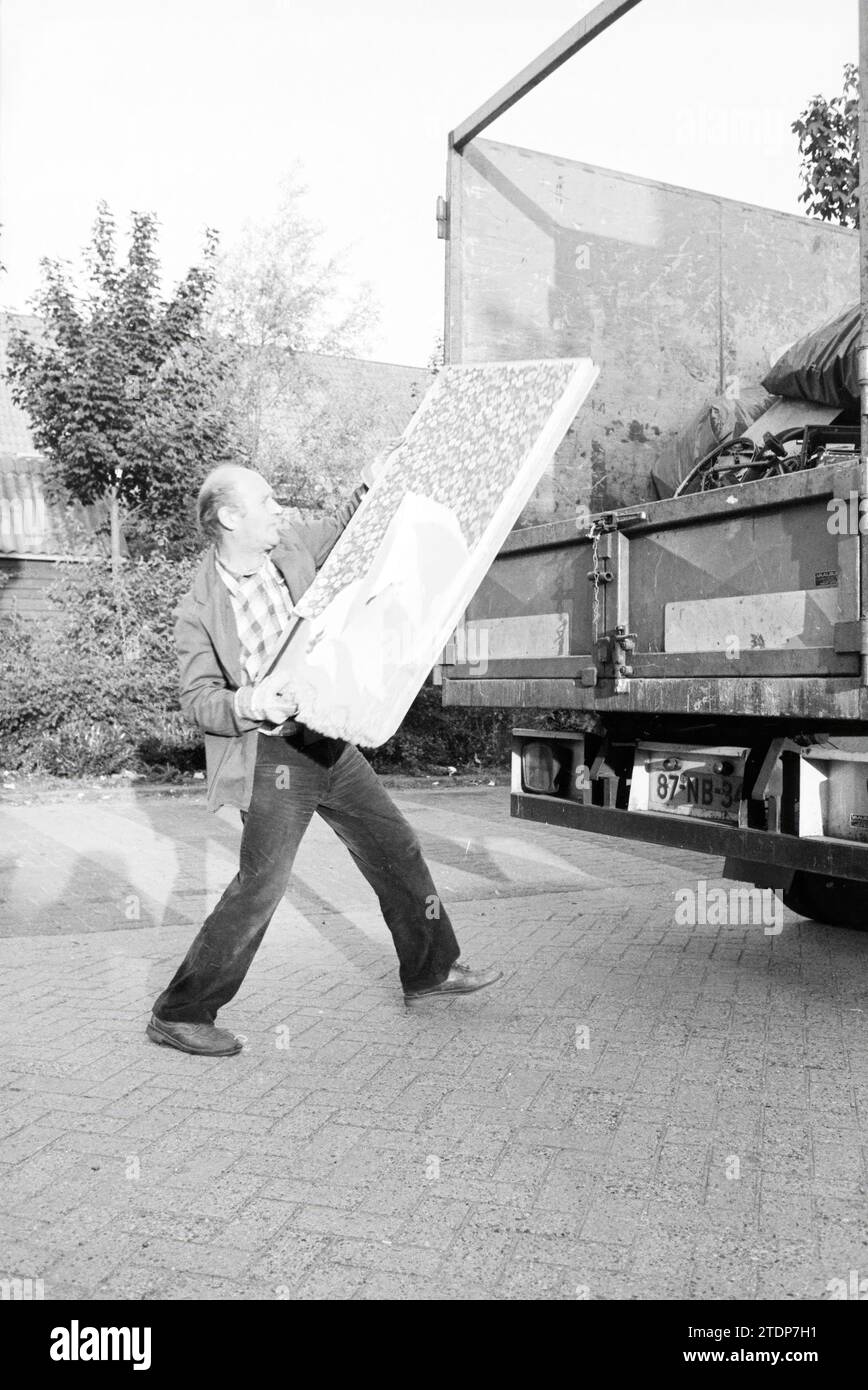 Reports: collection of bulky waste, Report, Garbage, 24-09-1981, Whizgle News from the Past, Tailored for the Future. Explore historical narratives, Dutch The Netherlands agency image with a modern perspective, bridging the gap between yesterday's events and tomorrow's insights. A timeless journey shaping the stories that shape our future Stock Photo