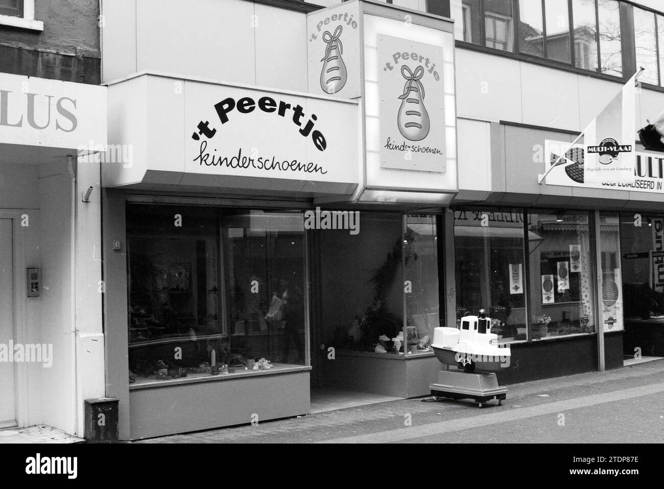 Children s shoe store hi res stock photography and images Alamy