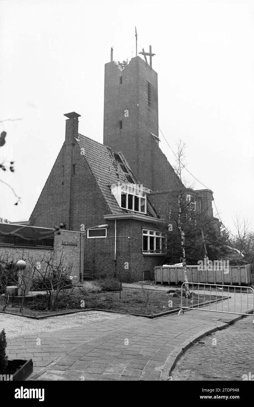 Demolition of the reformed church in Hillegom where a fire broke out on 11/4/1980 during renovation. Karel Doormanplein. Demolition, demolition, scrapyards, churches., Hillegom, Karel Doormanplein, 12-12-1980, Whizgle News from the Past, Tailored for the Future. Explore historical narratives, Dutch The Netherlands agency image with a modern perspective, bridging the gap between yesterday's events and tomorrow's insights. A timeless journey shaping the stories that shape our future Stock Photo