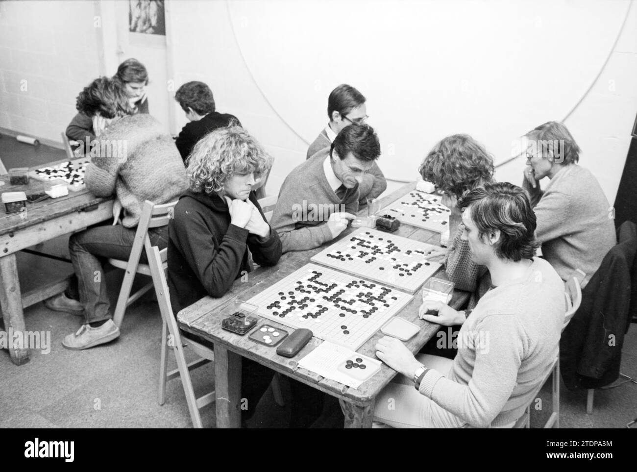 Small tournament Go (Japanese board game), 03-11-1980, Whizgle News from the Past, Tailored for the Future. Explore historical narratives, Dutch The Netherlands agency image with a modern perspective, bridging the gap between yesterday's events and tomorrow's insights. A timeless journey shaping the stories that shape our future Stock Photo