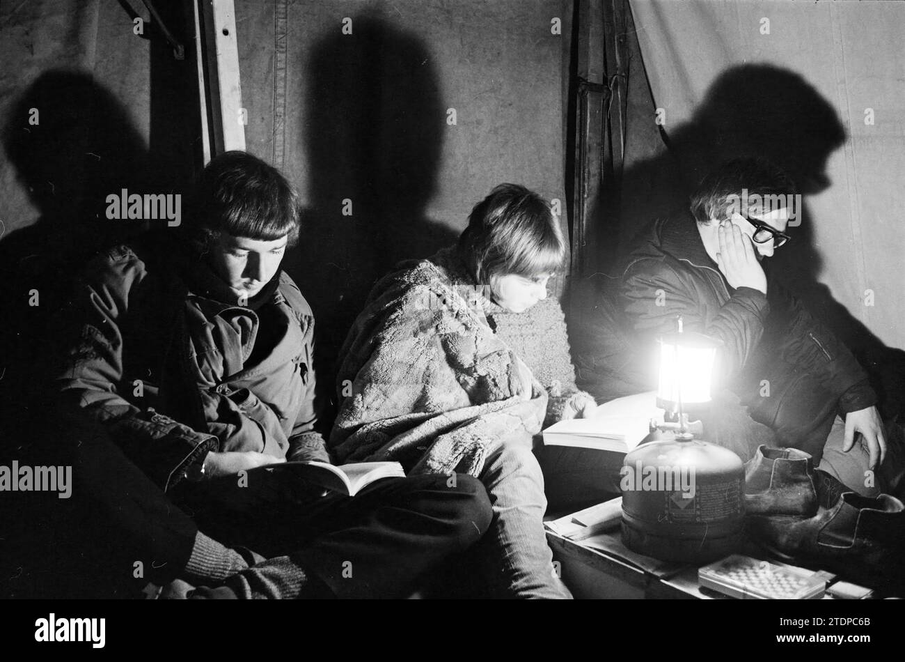 During Christmas, six young people from Haarlem hold a 48-hour hunger campaign in a kind of tent on the Dreef to draw attention to abuses in the world, Haarlem, Dreef, The Netherlands, 00-12-1966, Whizgle News from the Past, Tailored for the Future. Explore historical narratives, Dutch The Netherlands agency image with a modern perspective, bridging the gap between yesterday's events and tomorrow's insights. A timeless journey shaping the stories that shape our future Stock Photo