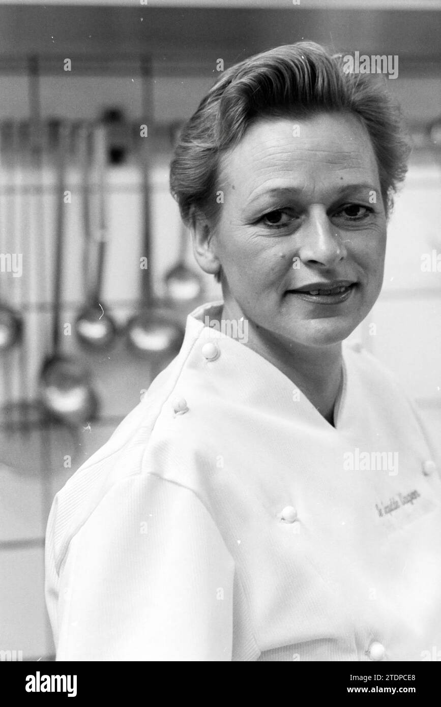 T. Nieuwenhuizen, Lady Chef, 22-01-1992, Whizgle News from the Past, Tailored for the Future. Explore historical narratives, Dutch The Netherlands agency image with a modern perspective, bridging the gap between yesterday's events and tomorrow's insights. A timeless journey shaping the stories that shape our future Stock Photo