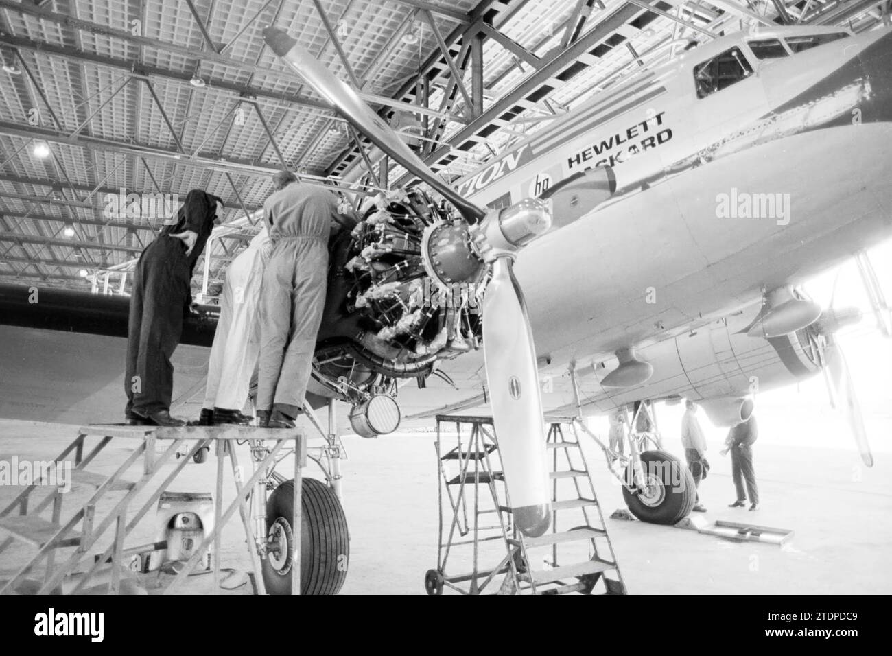 Built-in overhaul engine Dakota, DDA, Aircraft, 31-05-1985, Whizgle News from the Past, Tailored for the Future. Explore historical narratives, Dutch The Netherlands agency image with a modern perspective, bridging the gap between yesterday's events and tomorrow's insights. A timeless journey shaping the stories that shape our future Stock Photo