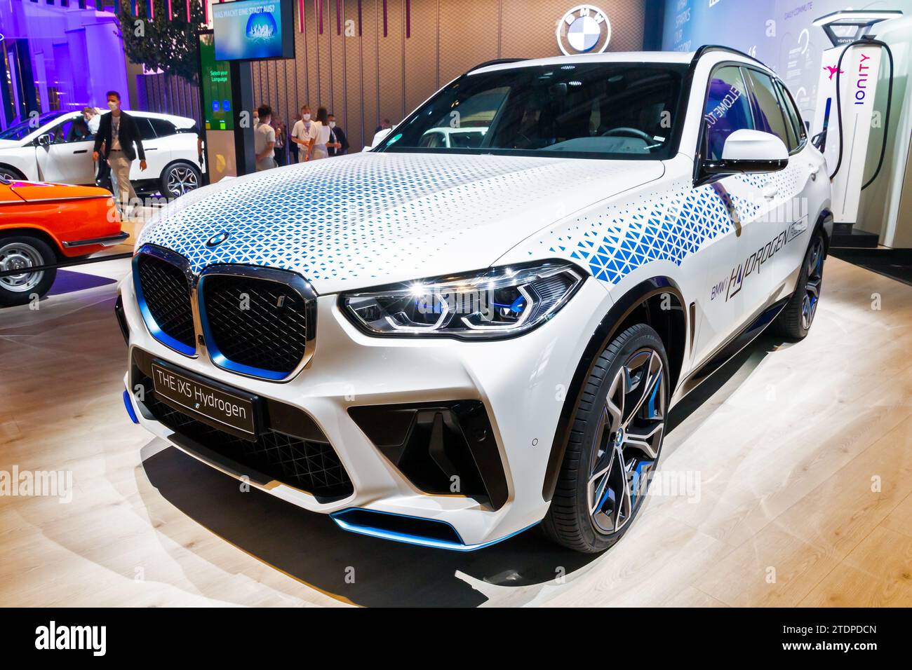 BMW iX5 Hydrogen (G05) full cell car at the IAA Mobility 2021 motor ...
