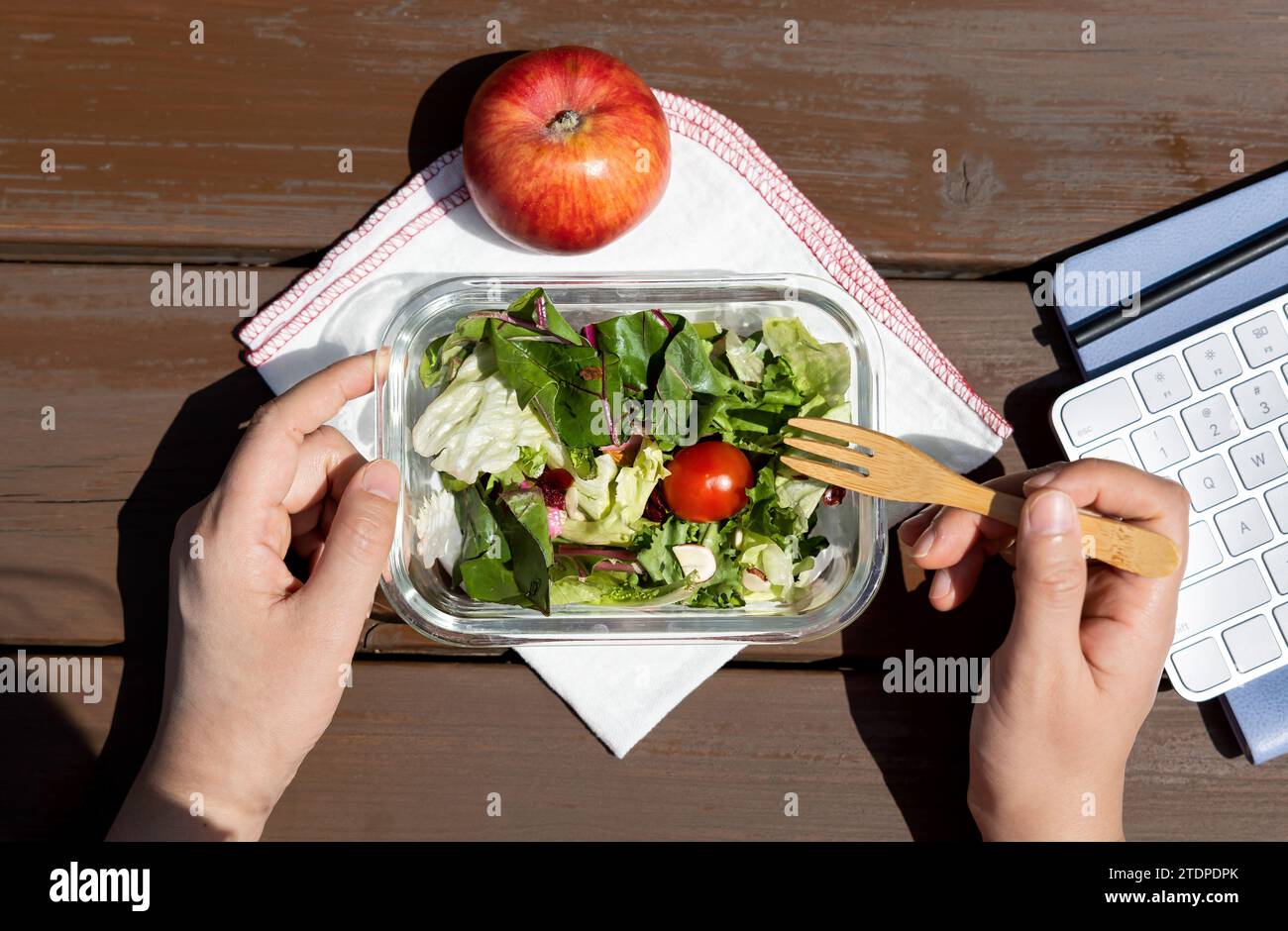 A meal plan for a week. Bowl with vegetable salad in the workplace near the  computer. Lunch in the office during a break between work Stock Photo -  Alamy