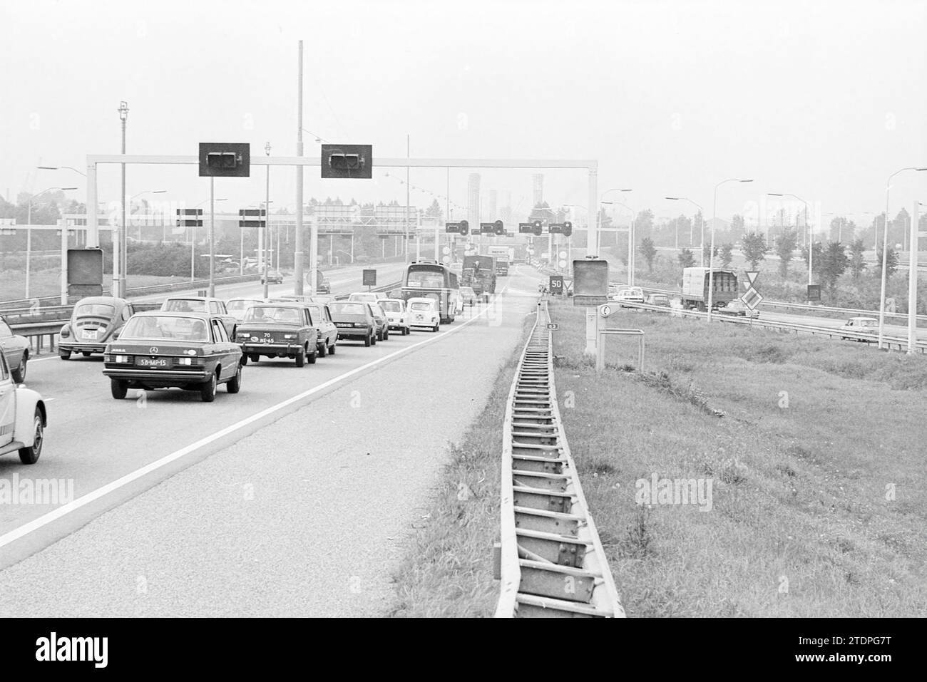 Busy Velsertunnel, Busy, Velsertunnel, 23-09-1977, Whizgle News from the Past, Tailored for the Future. Explore historical narratives, Dutch The Netherlands agency image with a modern perspective, bridging the gap between yesterday's events and tomorrow's insights. A timeless journey shaping the stories that shape our future Stock Photo