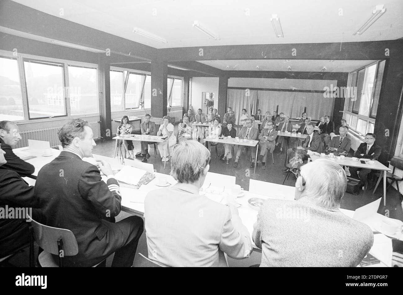Meeting., Whizgle News from the Past, Tailored for the Future. Explore historical narratives, Dutch The Netherlands agency image with a modern perspective, bridging the gap between yesterday's events and tomorrow's insights. A timeless journey shaping the stories that shape our future Stock Photo
