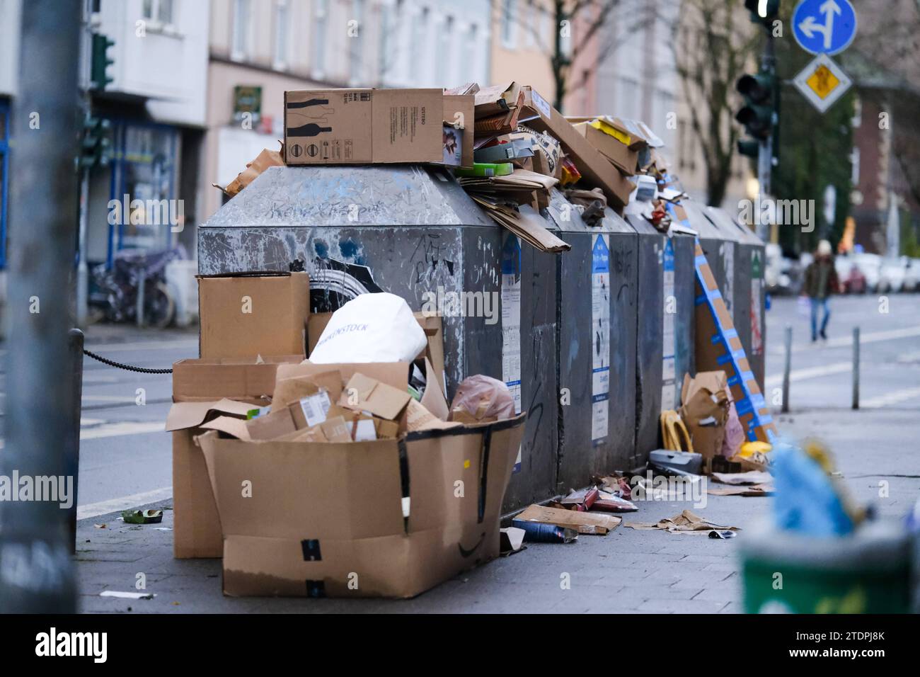 Düsseldorf 19.12.2023 Recycling Müll Abfall Wohlstandsmüll Wohlstandsgesellschaft Verpackung Verpackungsmüll Altpapier Papier Container Papiercontainer Karton Paket Papiermangel Online-Shopping Amazonsteuer Silvester Böllerverbot Knallerverbot Raketenverbot Brandgefahr Düsseldorf Nordrhein-Westfalen Deutschland *** Düsseldorf 19 12 2023 recycling waste waste prosperity waste prosperity society packaging packaging waste waste paper container paper container cardboard package paper shortage online shopping Amazon tax New Years Eve firecracker ban firecracker ban rocket ban fire hazard Düsseldorf Stock Photo