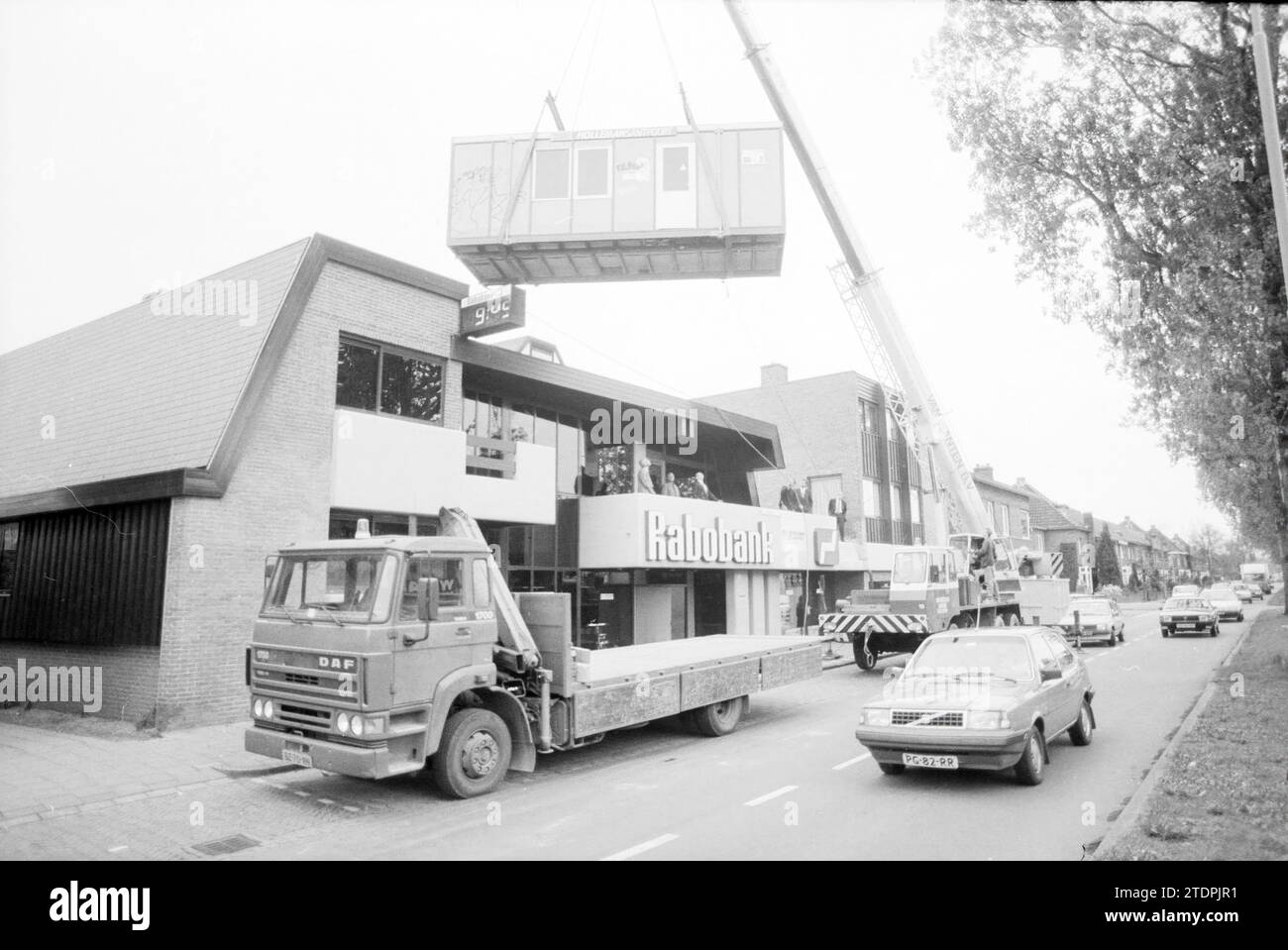 Hoisting a construction site at Rabobank Santpoort, Santpoort, 07-05 ...