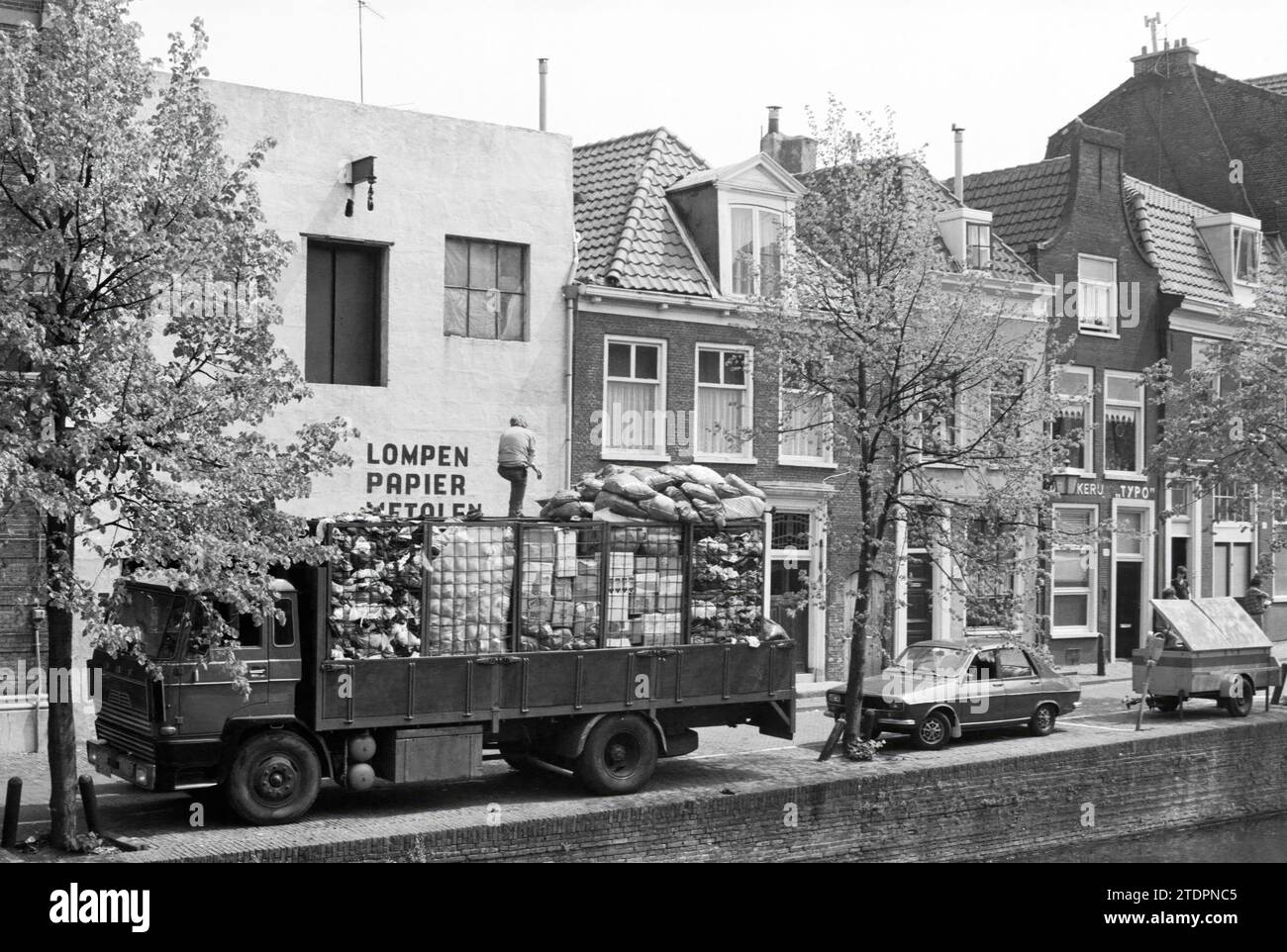 House beauty committee. Bakenessergracht 93 and higher with the wholesale trade in rags, paper and metal at number 93 (later demolished) and the Typo printing company at number 101, Haarlem, Bakenessergracht, The Netherlands, 20-05-1980, Whizgle News from the Past, Tailored for the Future. Explore historical narratives, Dutch The Netherlands agency image with a modern perspective, bridging the gap between yesterday's events and tomorrow's insights. A timeless journey shaping the stories that shape our future Stock Photo