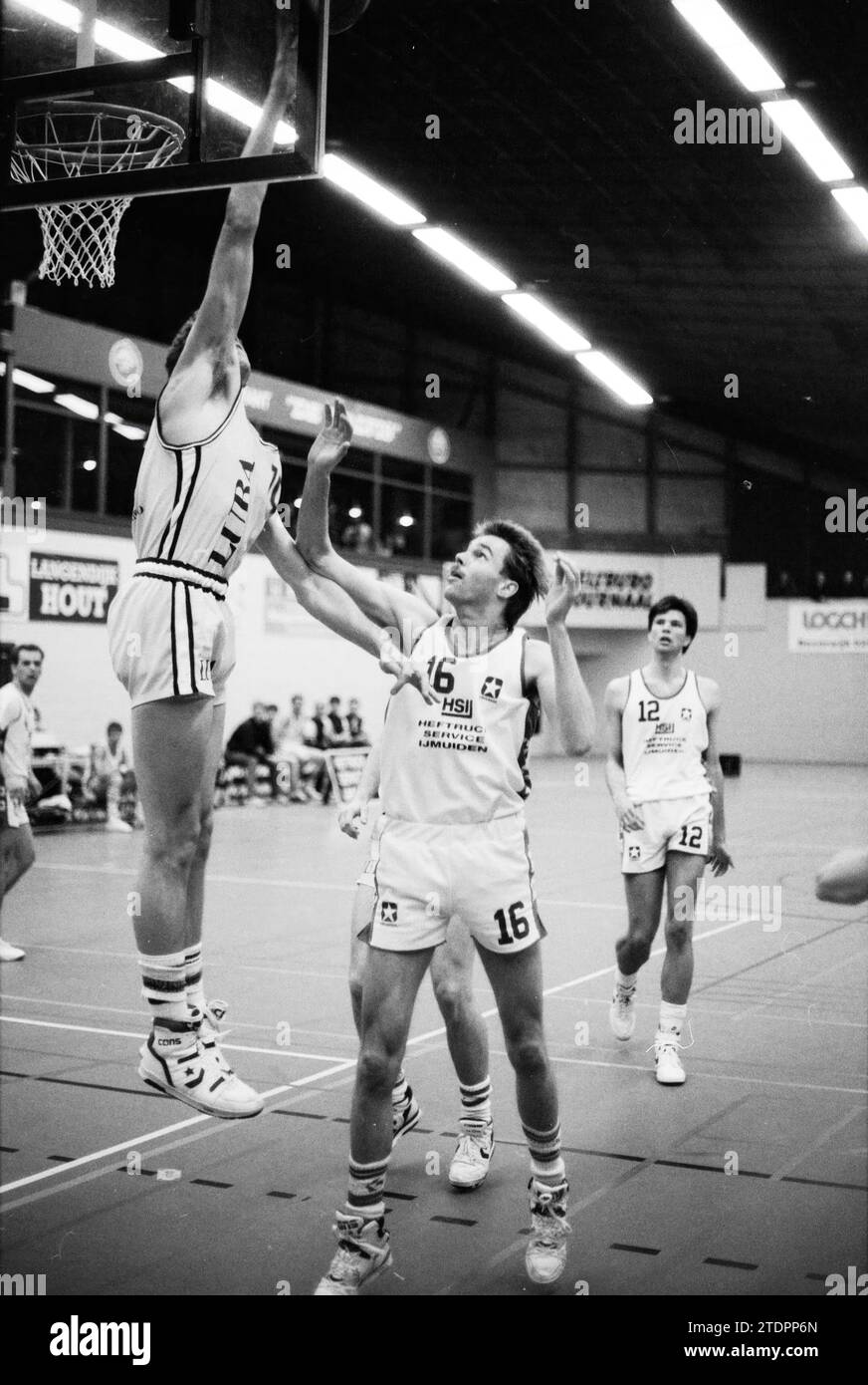 Basketball, HS IJmuiden - Leiden, 19-04-1991, Whizgle News from the Past, Tailored for the Future. Explore historical narratives, Dutch The Netherlands agency image with a modern perspective, bridging the gap between yesterday's events and tomorrow's insights. A timeless journey shaping the stories that shape our future Stock Photo
