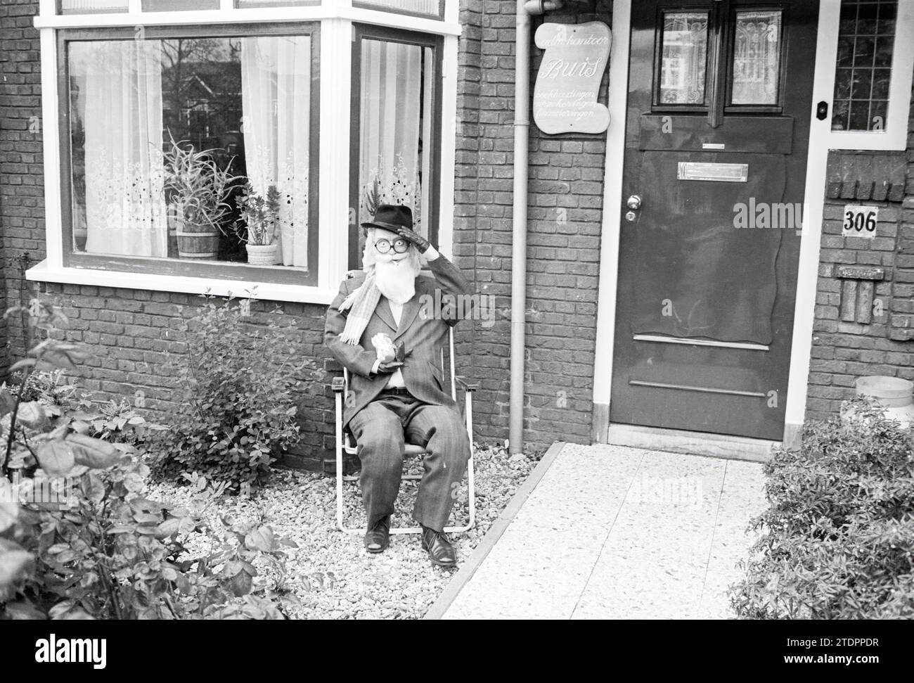 Doll of Abraham in the garden of Leidsevaart 306, on the fiftieth birthday of Mr. Tube, Puppets, puppet shows, puppet shows, puppet theater, Texts, Haarlem, Leidsevaart, The Netherlands, 18-05-1983, Whizgle News from the Past, Tailored for the Future. Explore historical narratives, Dutch The Netherlands agency image with a modern perspective, bridging the gap between yesterday's events and tomorrow's insights. A timeless journey shaping the stories that shape our future Stock Photo