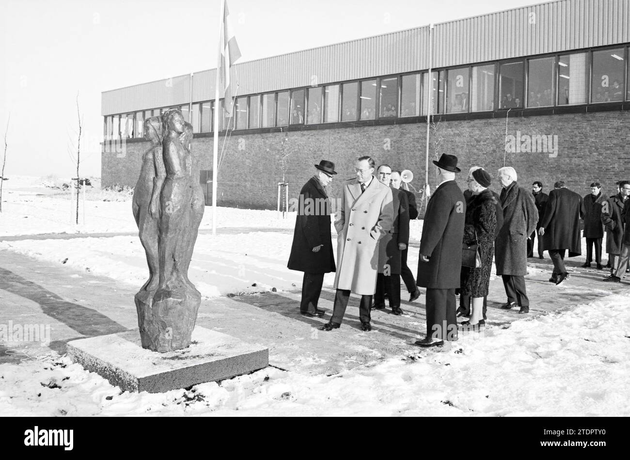 Queen Juliana and Prince Bernhard unveil a bronze statue of Mari Andriessen, an image from the Hasidic legend of Werkman, at the building of J.H. Henkes Grafische Bedrijven, Haarlem, Oudeweg 147, The Netherlands, Whizgle News from the Past, Tailored for the Future. Explore historical narratives, Dutch The Netherlands agency image with a modern perspective, bridging the gap between yesterday's events and tomorrow's insights. A timeless journey shaping the stories that shape our future Stock Photo