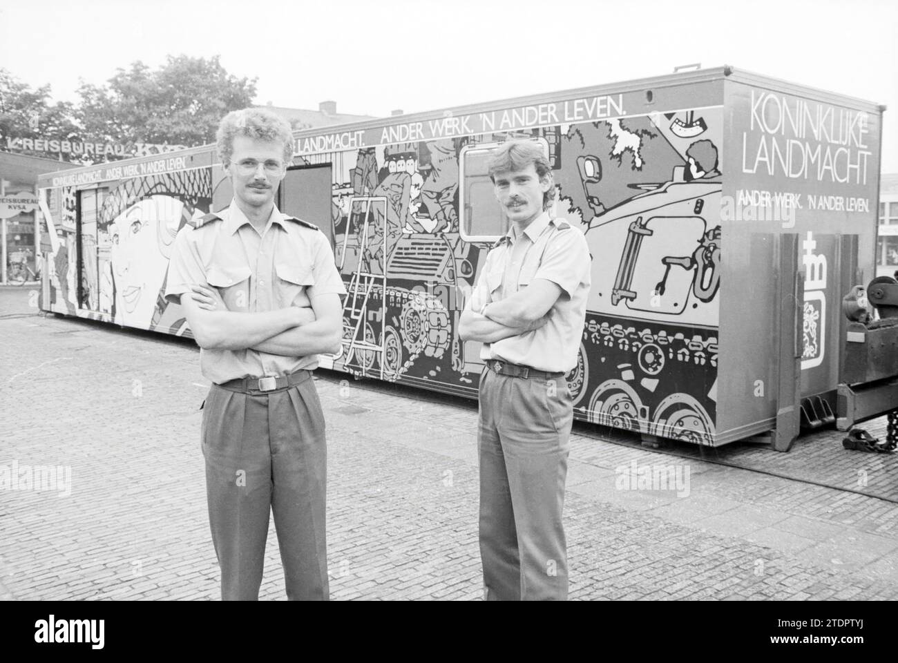 Royal Army recruitment van in IJmuiden, Army, IJmuiden, The Netherlands, 27-05-1988, Whizgle News from the Past, Tailored for the Future. Explore historical narratives, Dutch The Netherlands agency image with a modern perspective, bridging the gap between yesterday's events and tomorrow's insights. A timeless journey shaping the stories that shape our future Stock Photo