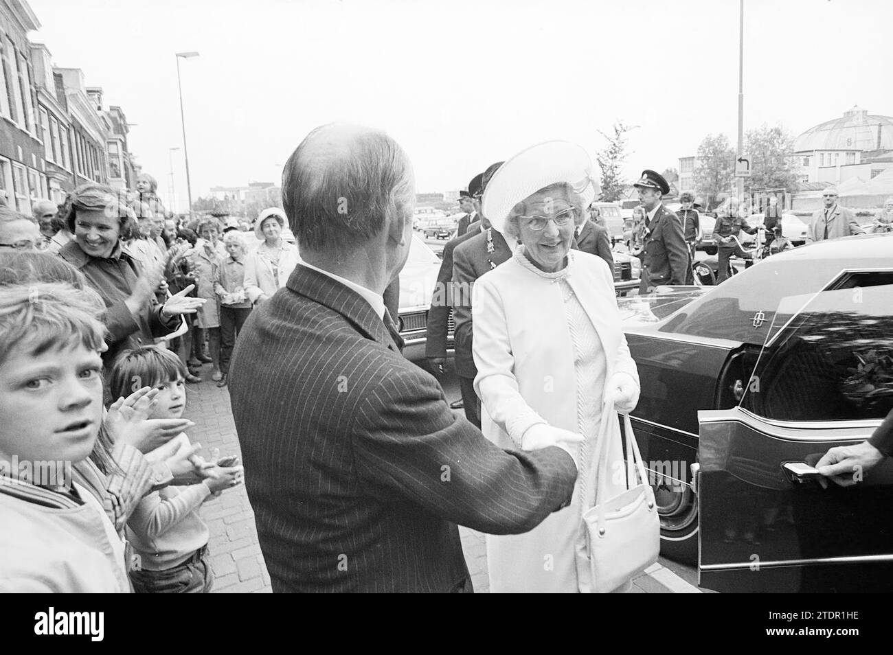 Arrival and departure of HM at the official residence of the mayor, Royal receptions and Royal visits, 30-06-1972, Whizgle News from the Past, Tailored for the Future. Explore historical narratives, Dutch The Netherlands agency image with a modern perspective, bridging the gap between yesterday's events and tomorrow's insights. A timeless journey shaping the stories that shape our future Stock Photo