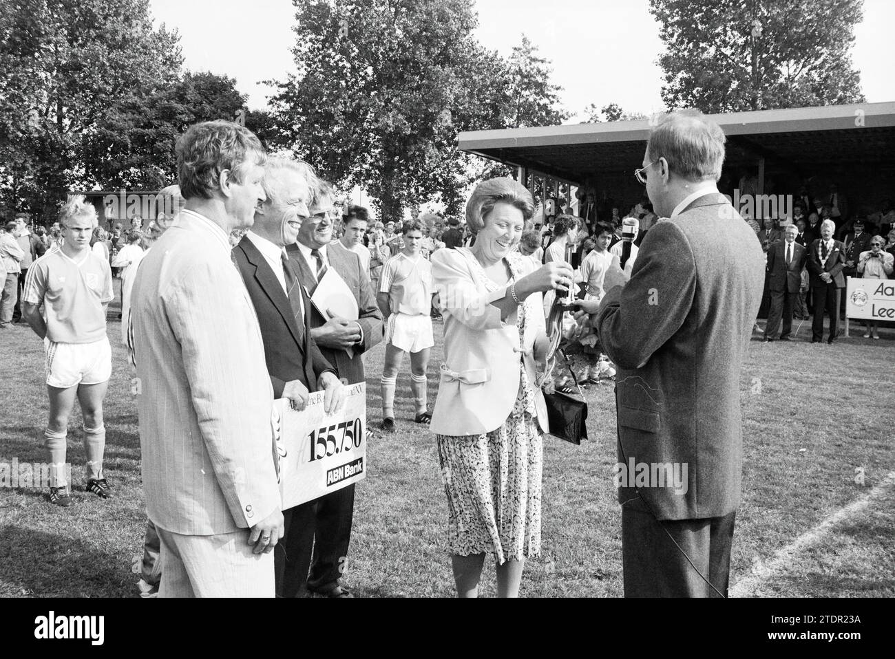 H.M. Beatrix at Swallow Tournament, Driehuis, Royal receptions and Royal visits, Sports and sports week, Driehuis, 09-09-1989, Whizgle News from the Past, Tailored for the Future. Explore historical narratives, Dutch The Netherlands agency image with a modern perspective, bridging the gap between yesterday's events and tomorrow's insights. A timeless journey shaping the stories that shape our future Stock Photo