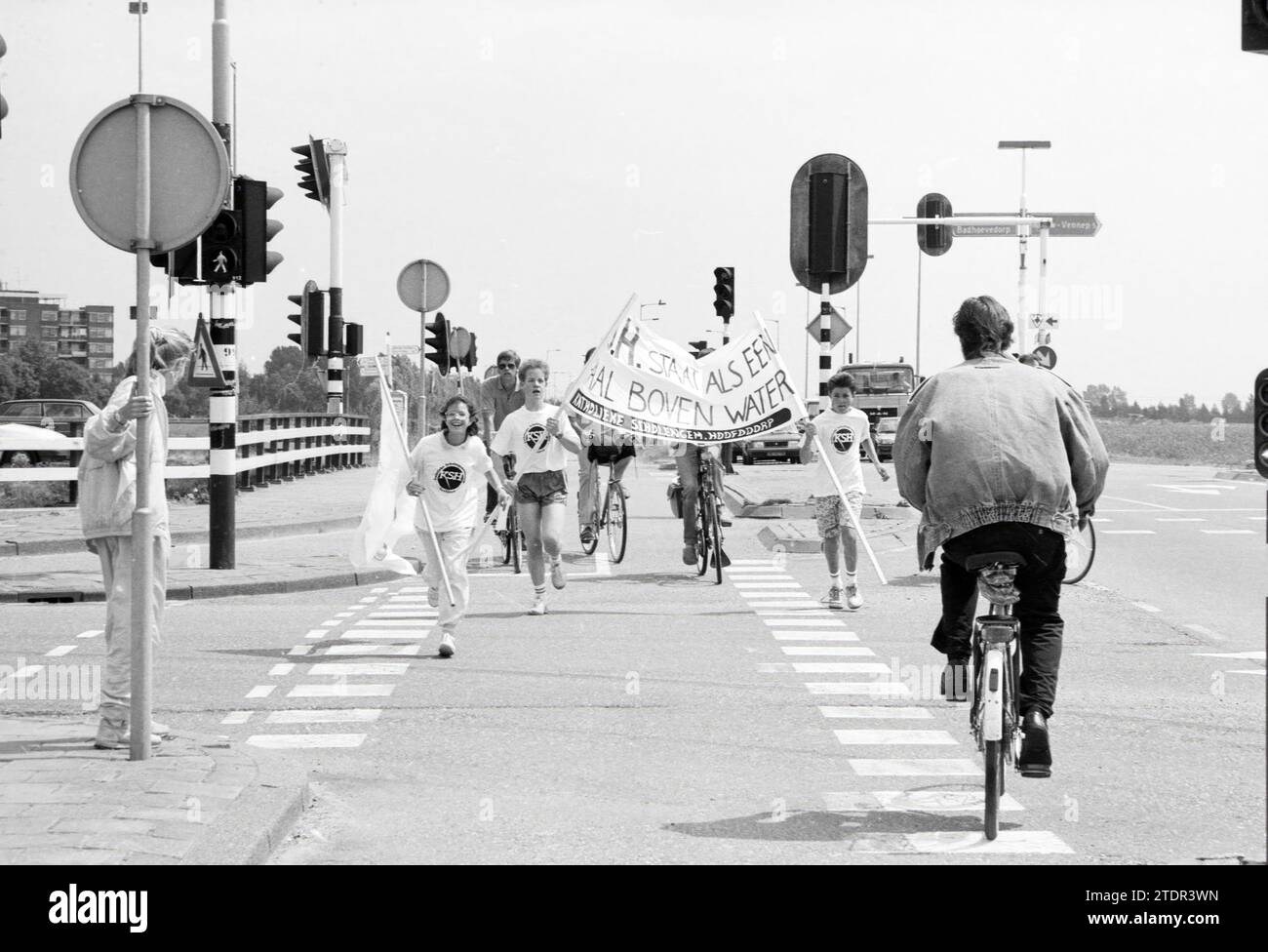 Relay run K.S.H in Hoofddorp, Running, Hoofddorp, The Netherlands, 30-06-1989, Whizgle News from the Past, Tailored for the Future. Explore historical narratives, Dutch The Netherlands agency image with a modern perspective, bridging the gap between yesterday's events and tomorrow's insights. A timeless journey shaping the stories that shape our future Stock Photo