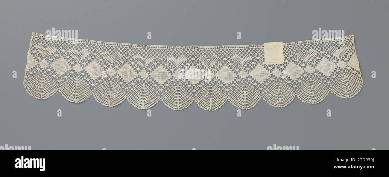 Strip Kloskant with fans and windows and hearts, Anonymous, 1917 Strip of natural -colored bobbin: tie. The repeating pattern consists of a scum of fans above which a row of large windows is interspersed with smaller and a row of hearts above it. Zigzag lanes with spiders run around the windows. The windows are made in linen battle, the hearts in netslag. At the top of the strip, the hearts are connected by a litter. A label is sewn on the strip on which the handwritten text: 'Side work course Fort de Kock 15/2-15/6-1917 Lian Fort v/d Capellen Kant no. 4'. Fort those chef linen (material) Bobb Stock Photo