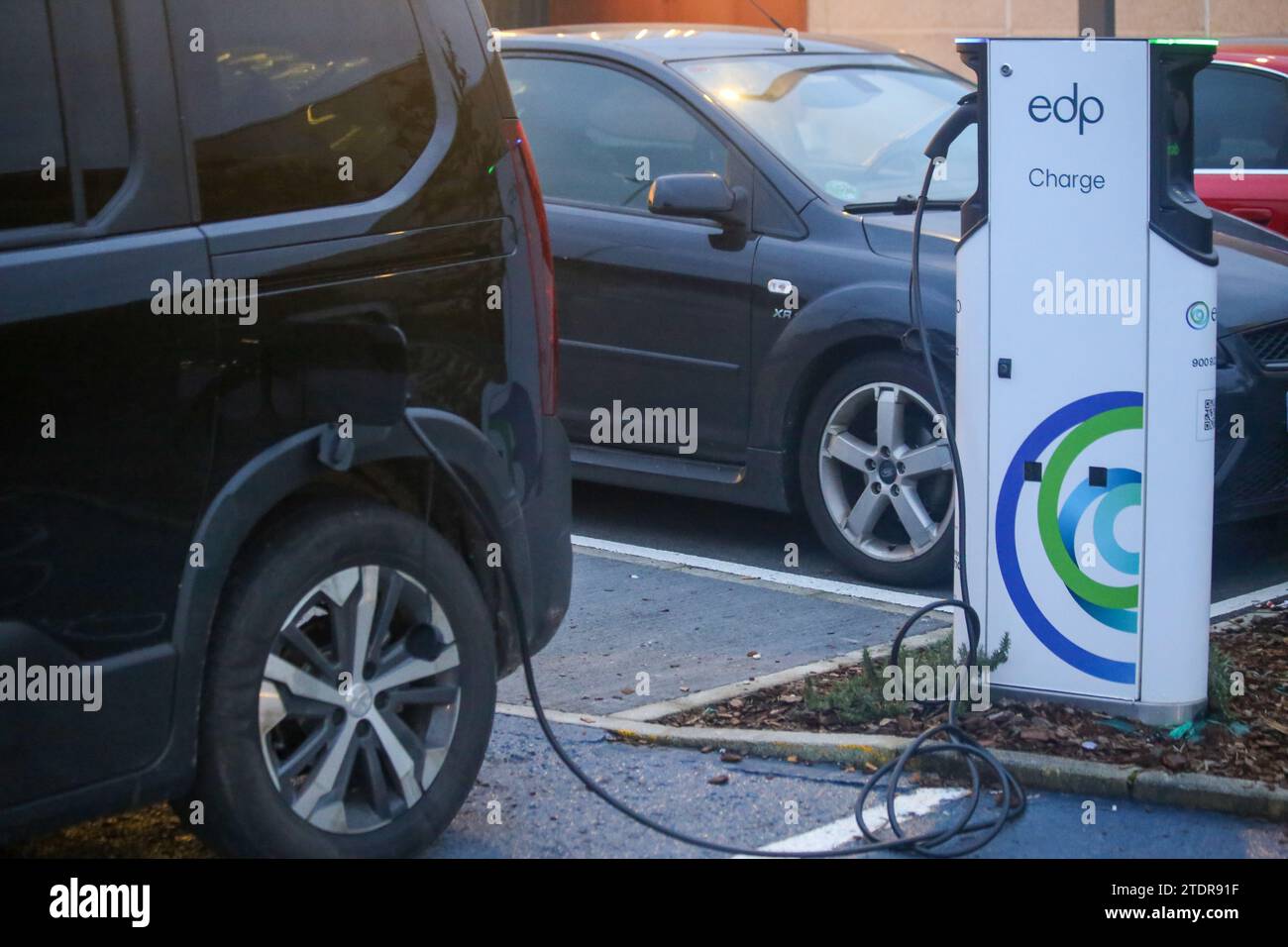 Paredes, Spain, December 19, 2023: A vehicle charging battery during ANFAC reports that more than 25% of charging points for electric cars do not work, on December 19, 2023, in Paredes, Spain. Credit: Alberto Brevers / Alamy Live News. Stock Photo