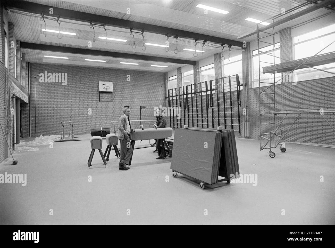 Interior Gymnasium Kerkstraat IJmuiden, Interior, 08-01-1976, Whizgle News from the Past, Tailored for the Future. Explore historical narratives, Dutch The Netherlands agency image with a modern perspective, bridging the gap between yesterday's events and tomorrow's insights. A timeless journey shaping the stories that shape our future Stock Photo