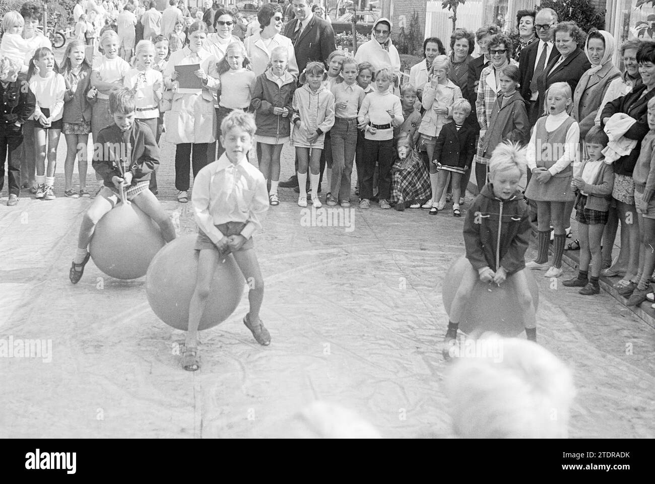 Skippyball competition De Zilk, Competitions, 01-09-1971, Whizgle News from the Past, Tailored for the Future. Explore historical narratives, Dutch The Netherlands agency image with a modern perspective, bridging the gap between yesterday's events and tomorrow's insights. A timeless journey shaping the stories that shape our future Stock Photo
