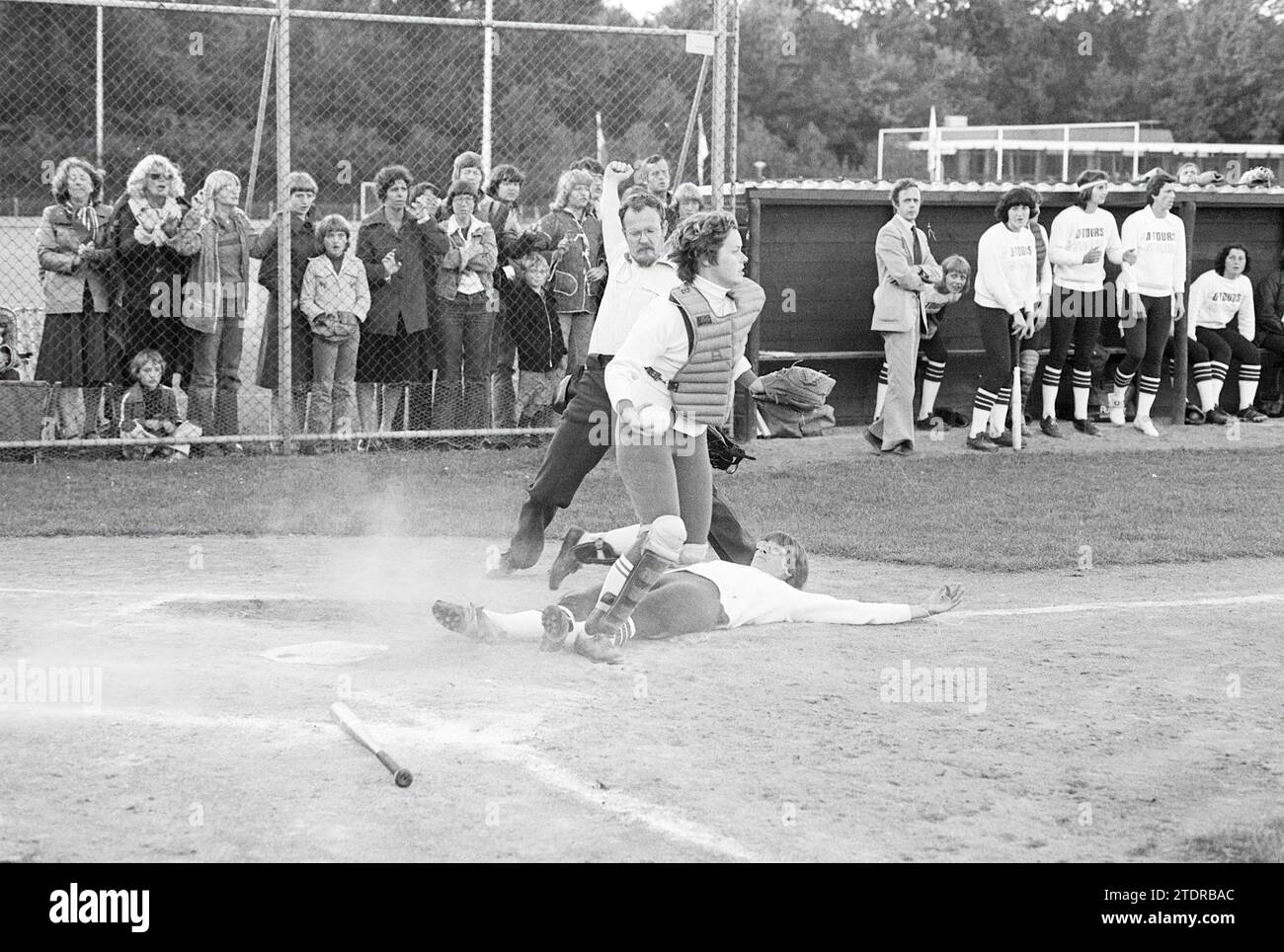 Bloemendaal - D.Tours Storks, Softball, 17-09-1977, Whizgle News from the Past, Tailored for the Future. Explore historical narratives, Dutch The Netherlands agency image with a modern perspective, bridging the gap between yesterday's events and tomorrow's insights. A timeless journey shaping the stories that shape our future Stock Photo