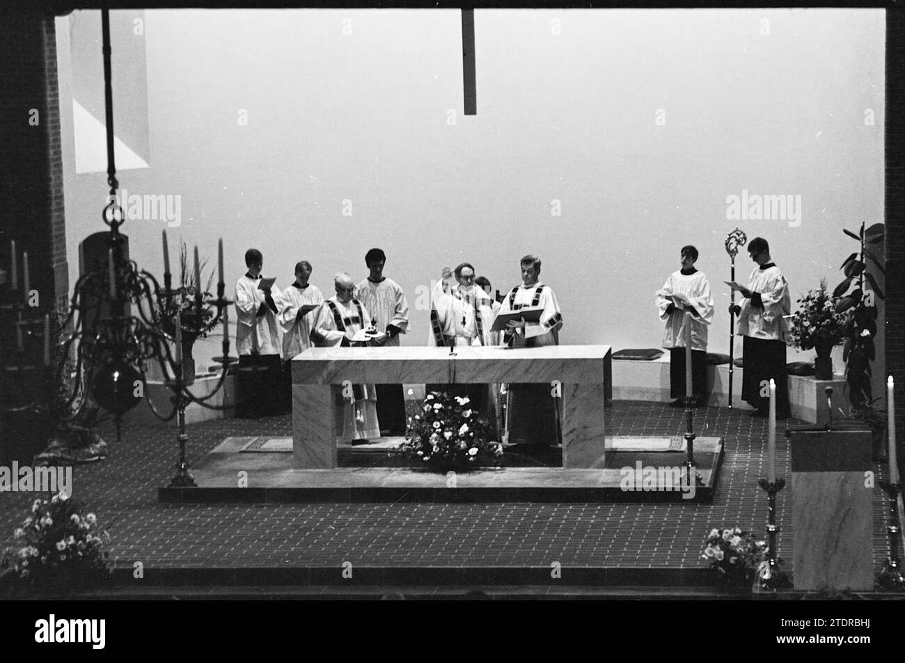 Dedication of altar Old Catholic Church IJmuiden, Dedication, Churches other than Roman Catholic, 12-12-1967, Whizgle News from the Past, Tailored for the Future. Explore historical narratives, Dutch The Netherlands agency image with a modern perspective, bridging the gap between yesterday's events and tomorrow's insights. A timeless journey shaping the stories that shape our future Stock Photo