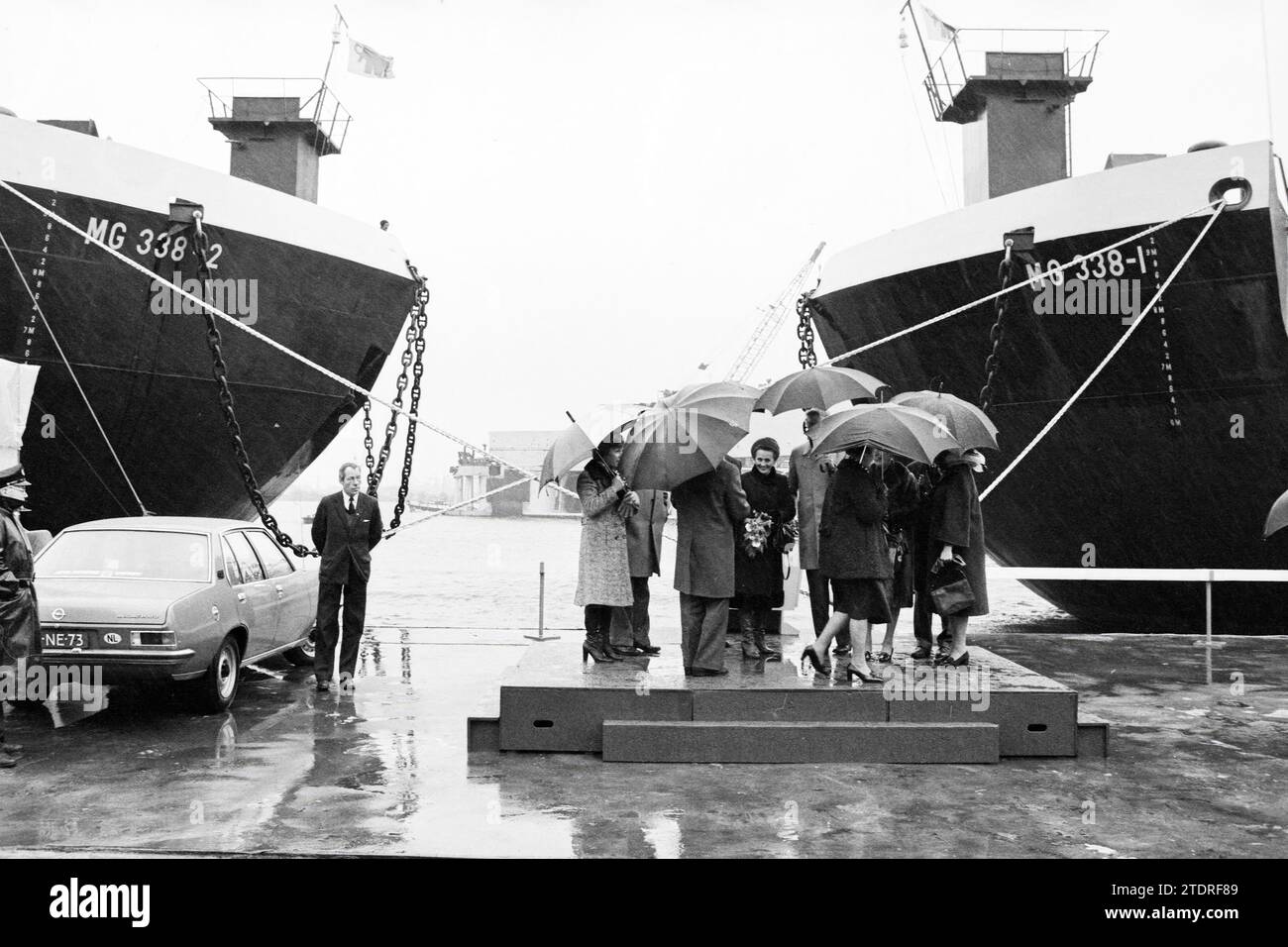 Doping two pontoons at N.D.S.M., Ships, 14-01-1977, Whizgle News from the Past, Tailored for the Future. Explore historical narratives, Dutch The Netherlands agency image with a modern perspective, bridging the gap between yesterday's events and tomorrow's insights. A timeless journey shaping the stories that shape our future Stock Photo