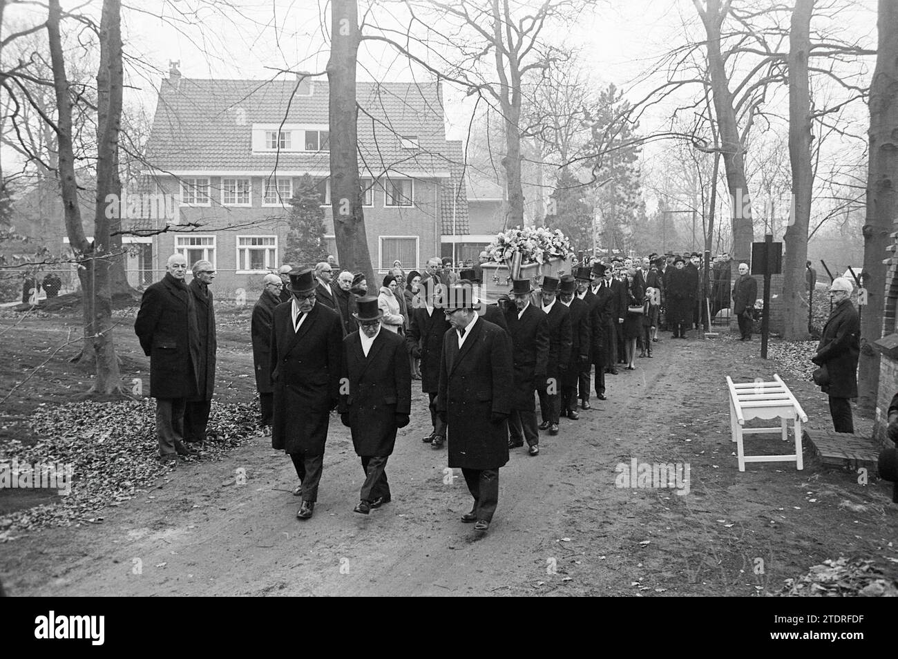 Funeral, Whizgle News from the Past, Tailored for the Future. Explore historical narratives, Dutch The Netherlands agency image with a modern perspective, bridging the gap between yesterday's events and tomorrow's insights. A timeless journey shaping the stories that shape our future Stock Photo