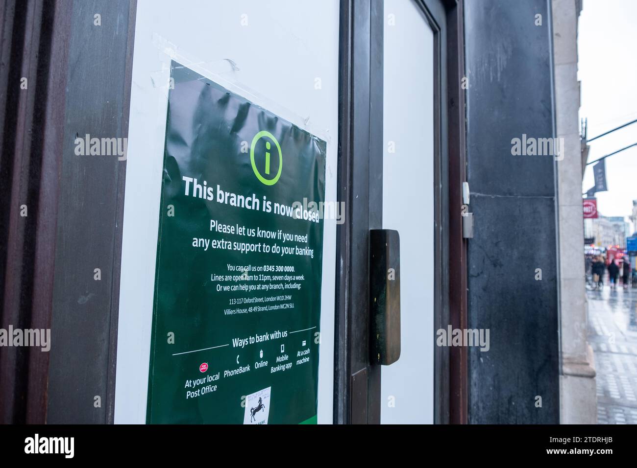 LONDON DECEMBER 14, 2023 Sign communicating branch closure of LLoyds