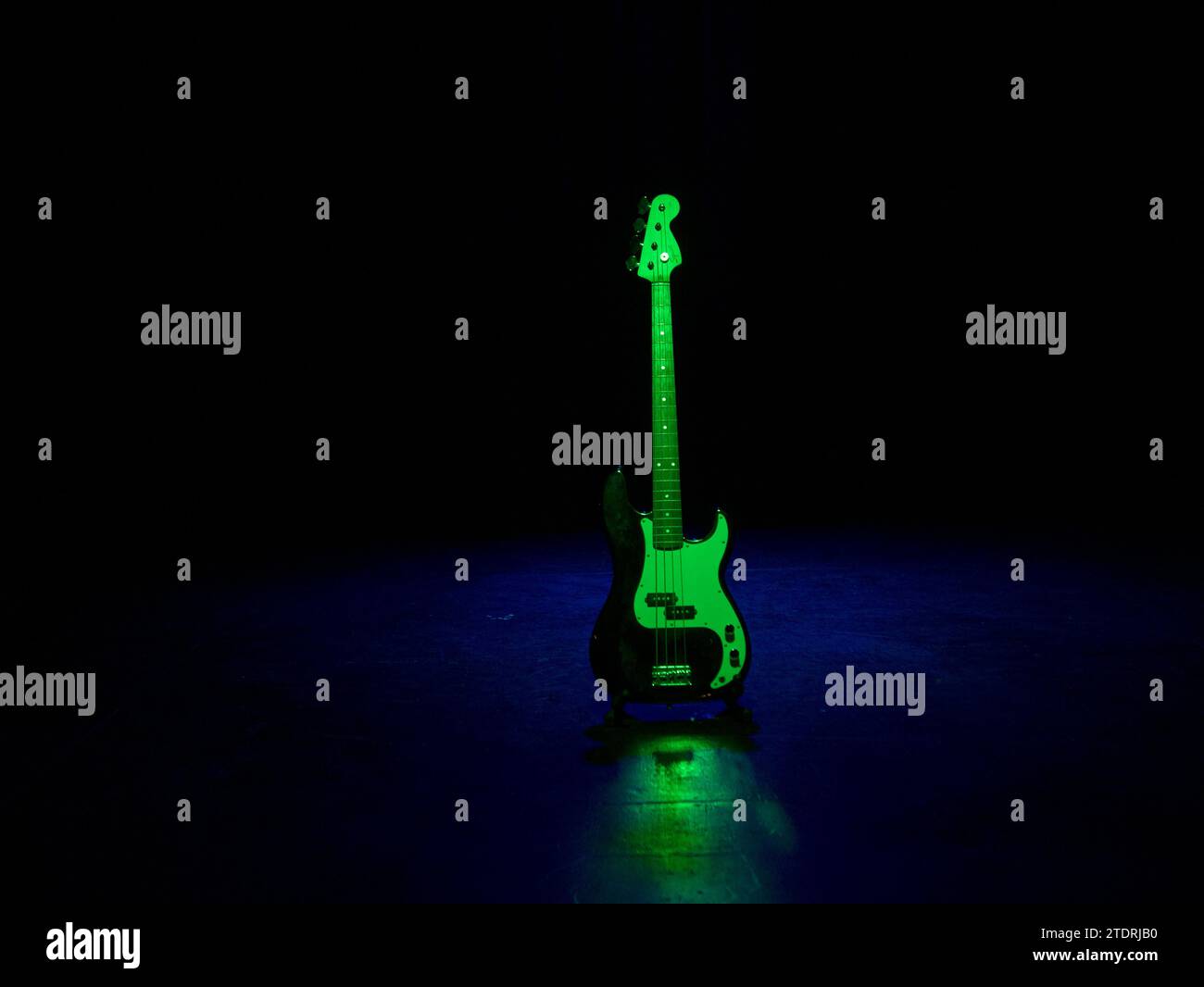 Fender p bass red hi-res stock photography and images - Alamy