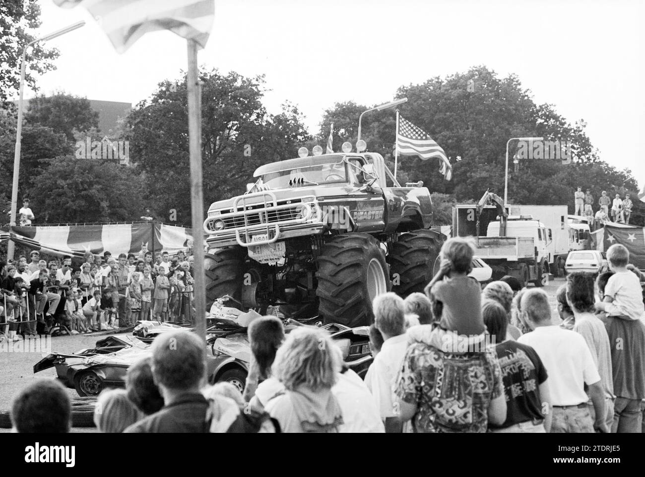 Big Foot' show in IJmuiden, IJmuiden, The Netherlands, 26-06-1992, Whizgle News from the Past, Tailored for the Future. Explore historical narratives, Dutch The Netherlands agency image with a modern perspective, bridging the gap between yesterday's events and tomorrow's insights. A timeless journey shaping the stories that shape our future Stock Photo