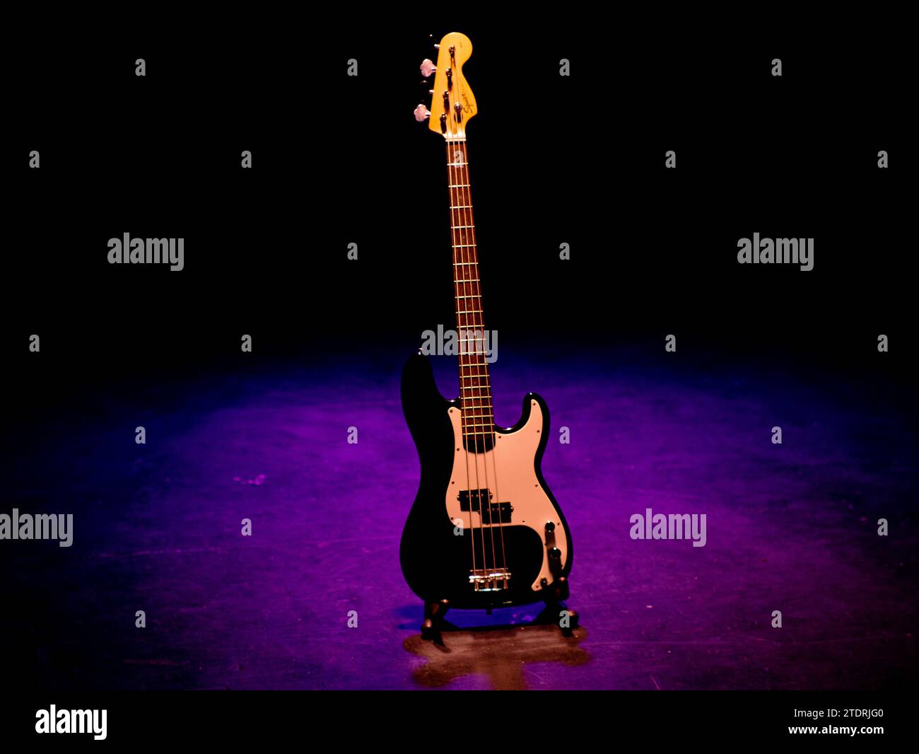 Fender p bass red hi-res stock photography and images - Alamy