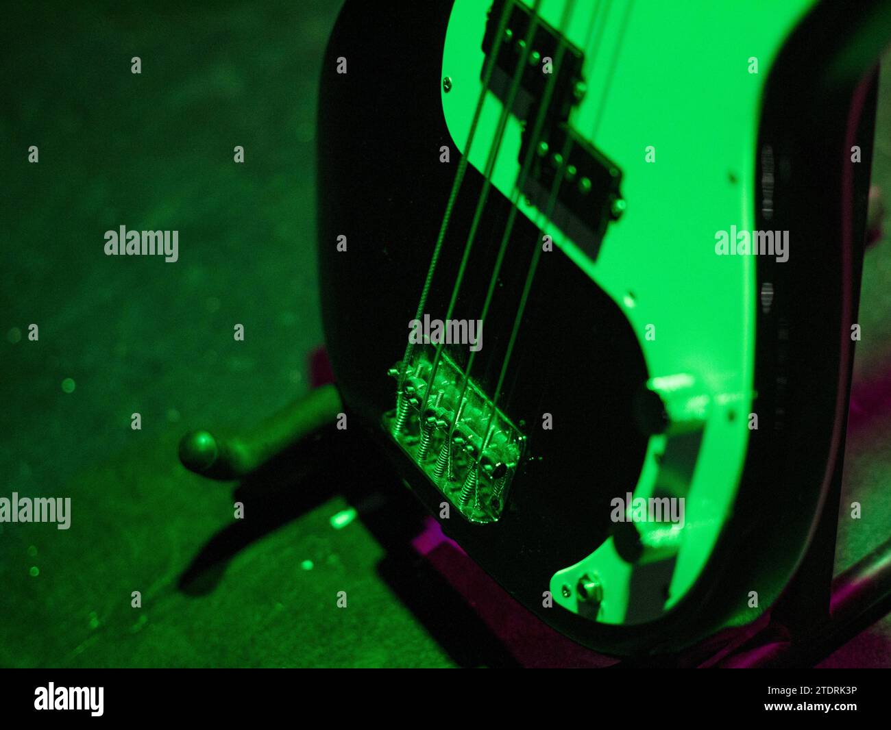 P bass fender hi-res stock photography and images - Alamy