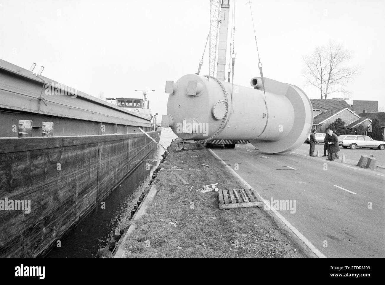 Boilers on boats Cruquius Canal, Transport, transport companies, 04-02-1986, Whizgle News from the Past, Tailored for the Future. Explore historical narratives, Dutch The Netherlands agency image with a modern perspective, bridging the gap between yesterday's events and tomorrow's insights. A timeless journey shaping the stories that shape our future Stock Photo