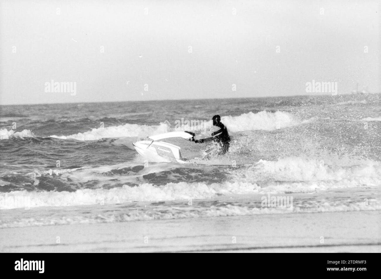 Ski jets in the sea Noordwijk aan Zee, Motorcycles, motorcycle race, Sea, Noordwijk aan Zee, 27-11-1986, Whizgle News from the Past, Tailored for the Future. Explore historical narratives, Dutch The Netherlands agency image with a modern perspective, bridging the gap between yesterday's events and tomorrow's insights. A timeless journey shaping the stories that shape our future Stock Photo