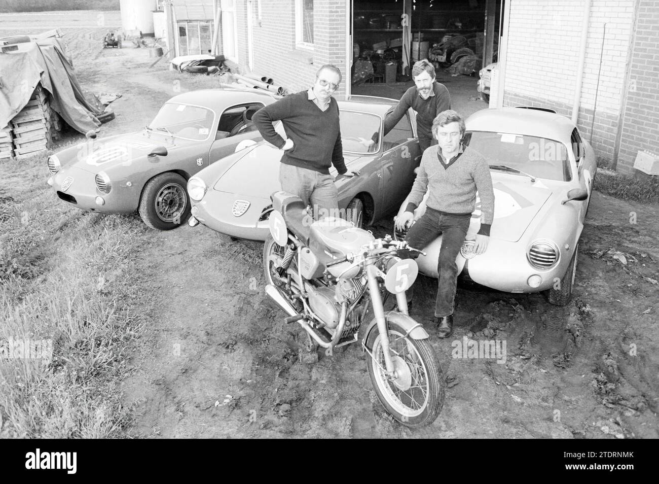 3 people with 3 racing cars and motorcycle, 10-05-1983, Whizgle News from the Past, Tailored for the Future. Explore historical narratives, Dutch The Netherlands agency image with a modern perspective, bridging the gap between yesterday's events and tomorrow's insights. A timeless journey shaping the stories that shape our future Stock Photo