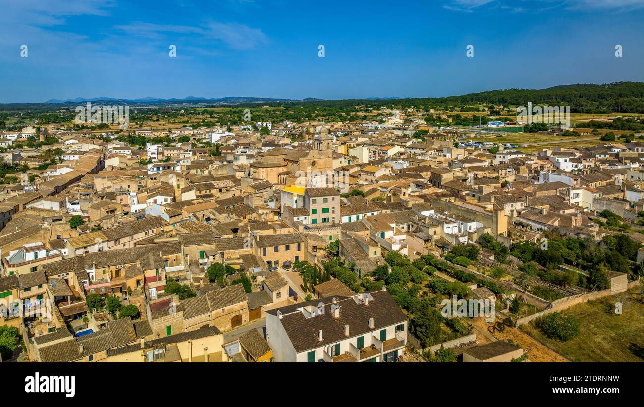 Aerial view of the town of Algaida on a spring afternoon (Mallorca, Balearic Islands, Spain) ESP: Vista aérea del pueblo de Algaida en una tarde Stock Photo