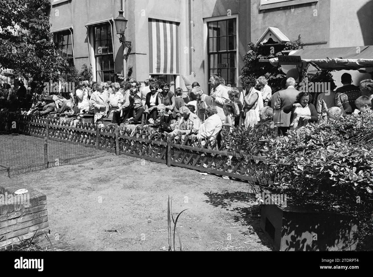 Activities in the Janskliniek courtyard, Haarlem, Nederland, 27-06-1979 ...