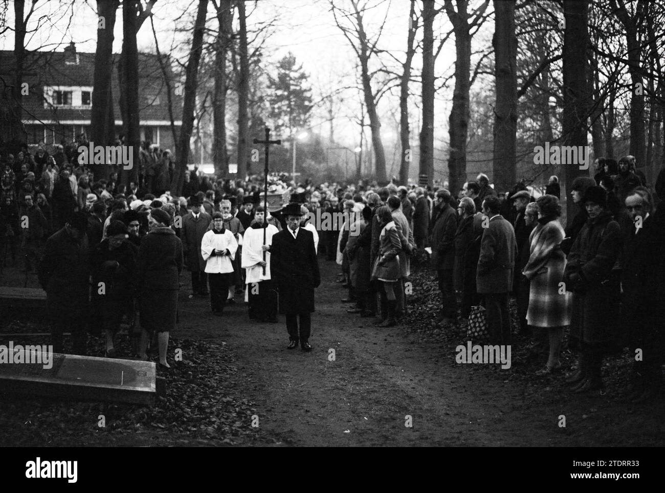 Funeral Godfried Bomans (born 02-03-1913, died 22-12-1971), Bloemendaal, Adelbert kerkhof, 24-12-1971, Whizgle News from the Past, Tailored for the Future. Explore historical narratives, Dutch The Netherlands agency image with a modern perspective, bridging the gap between yesterday's events and tomorrow's insights. A timeless journey shaping the stories that shape our future Stock Photo