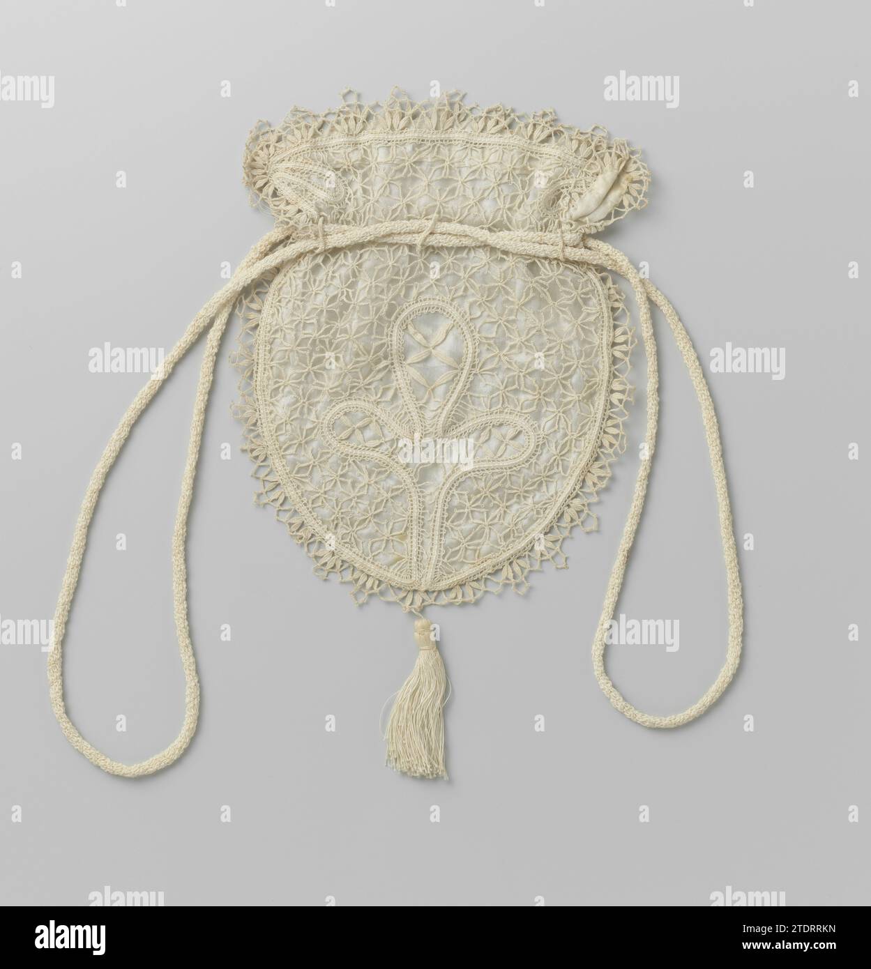 Reticule van Kloskant on a lining of ivory -colored ZijdeCrepeline ...