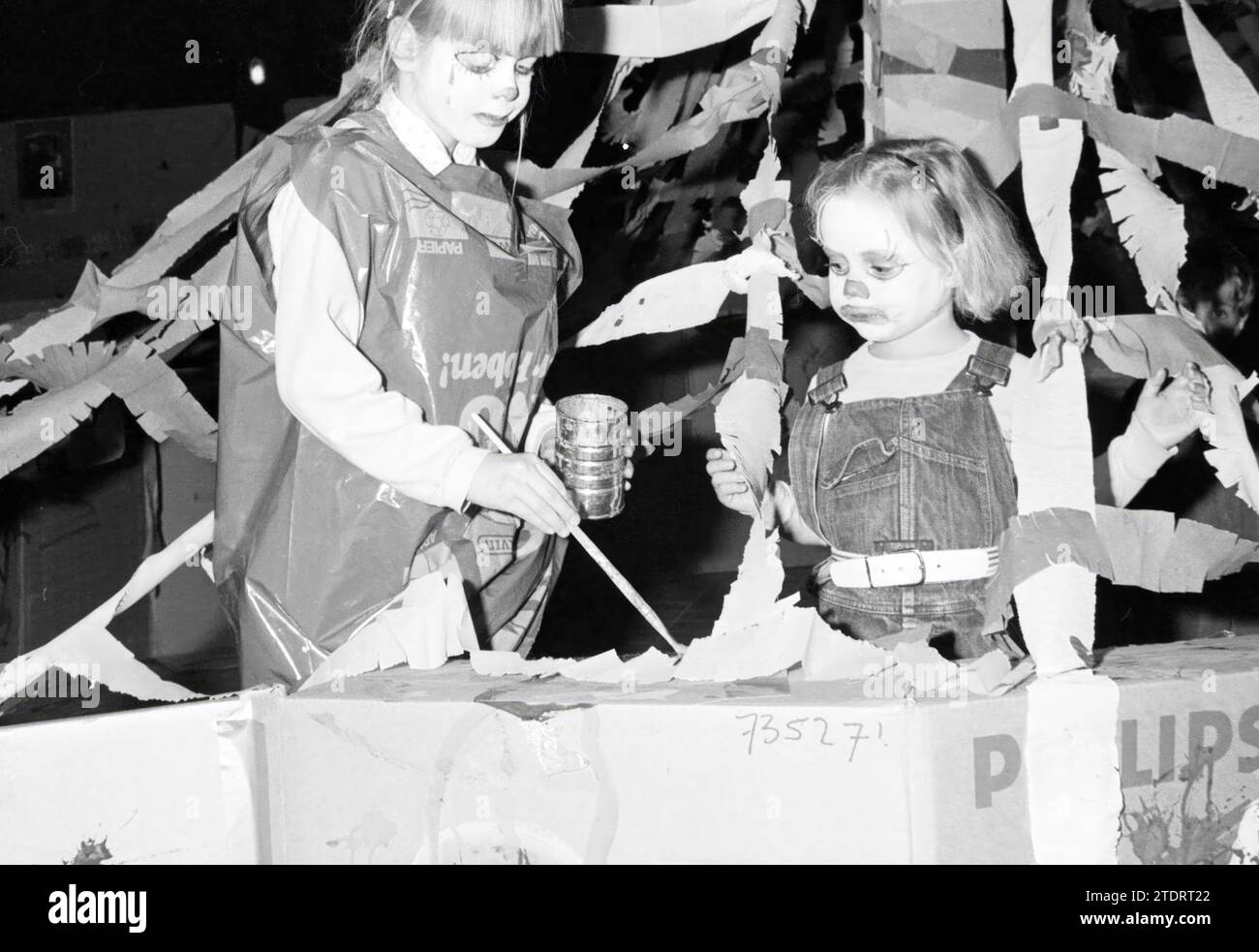 Children with circus party in Witte Theater., Circus, Children, kid, children's homes, children's party, children's, 09-04-1985, Whizgle News from the Past, Tailored for the Future. Explore historical narratives, Dutch The Netherlands agency image with a modern perspective, bridging the gap between yesterday's events and tomorrow's insights. A timeless journey shaping the stories that shape our future Stock Photo